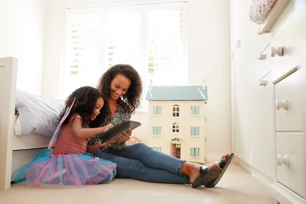 Mutter Mit Tochter Sitzt Mit Digitalem Tablet Kinderzimmer Auf Dem — Stockfoto