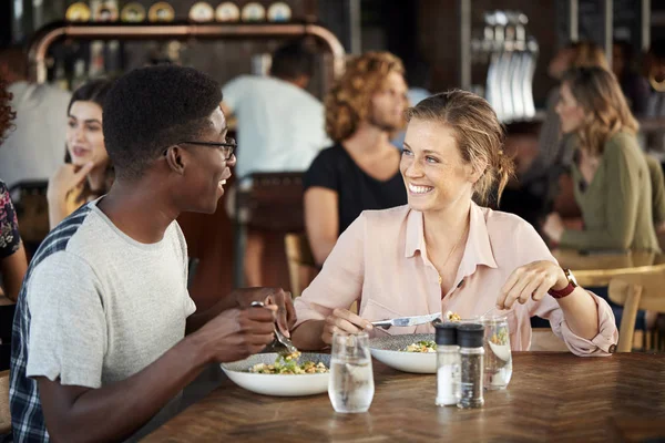 Casal Reunião Data Para Bebidas Comida Fazendo Brinde Restaurante — Fotografia de Stock