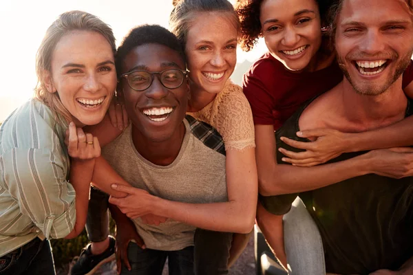 Five Millennial Friends Road Trip Have Fun Piggybacking Roadside Front — Stock Photo, Image