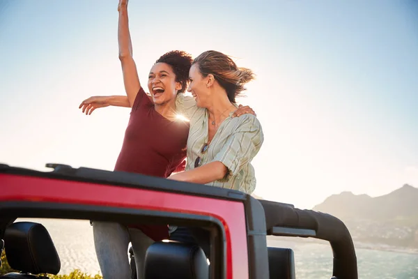 Två Tusenden Kvinnliga Vänner Roadtrip Stående Bak Öppen Topp Bil — Stockfoto