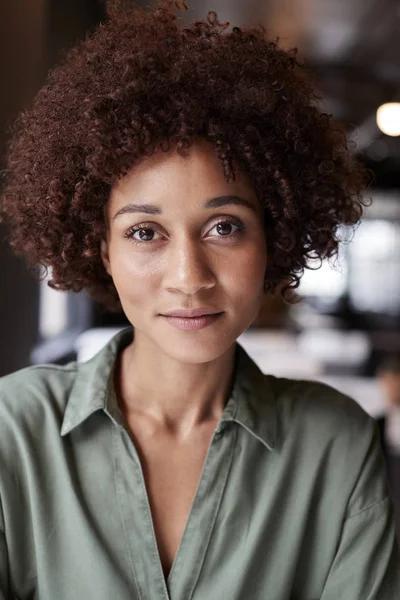 特写千禧年黑人女性创意在办公室微微微笑的镜头 — 图库照片