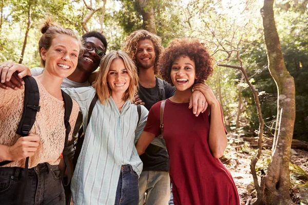 Vijf Jonge Volwassen Vrienden Wandelen Een Bos Glimlachend Naar Camera — Stockfoto