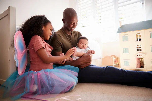 Vater Und Tochter Sitzen Mit Ihrem Kleinen Bruder Schlafzimmer — Stockfoto