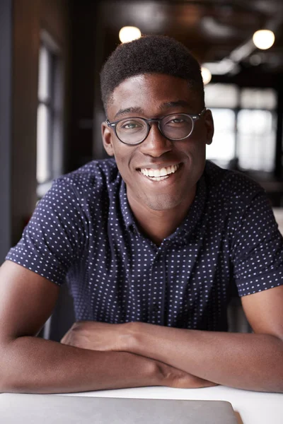 Duizendjarige Zwarte Man Creatief Zittend Een Bureau Een Kantoor Glimlachend — Stockfoto