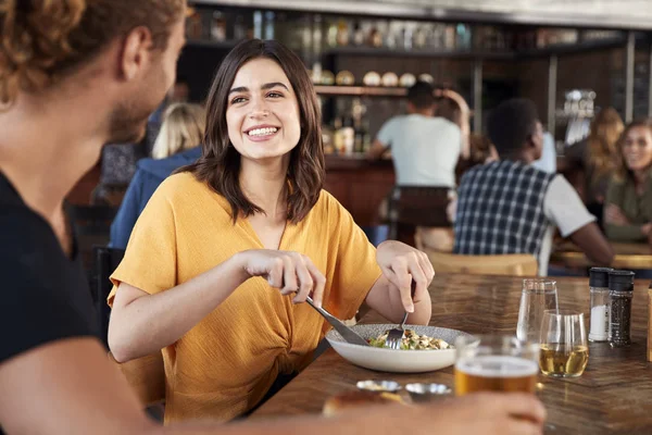 Pareja en cita reunión para bebidas y comida en el restaurante — Foto de Stock