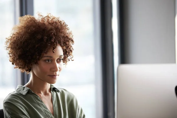 Ung Svart Kvinnlig Kreativ Sitter Vid Ett Skrivbord Tittar Datorskärm — Stockfoto