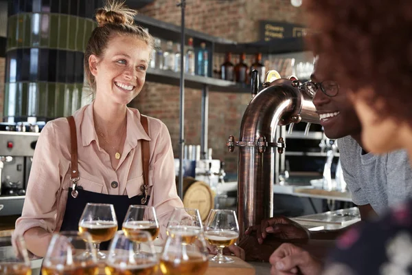 女服务员服务朋友组啤酒品尝酒吧 — 图库照片