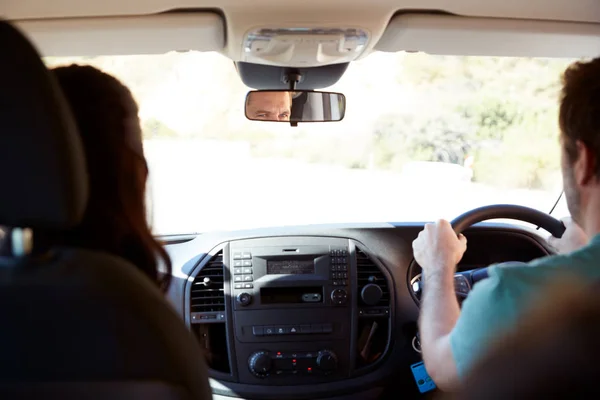 Orta Yetişkin Beyaz Çift Arabalarında Sürüş Ileriye Bakıyor Arka Görüş — Stok fotoğraf
