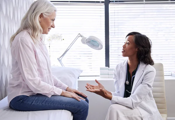 Mature Woman Consultation Female Doctor Sitting Examination Couch Office — Stock Photo, Image