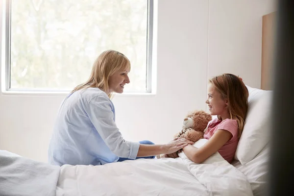 Mère Visitant Fille Couchée Dans Lit Dans Quartier Hôpital — Photo