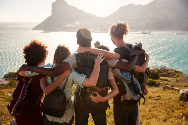 Millennial Vänner Vandringstur Toppmötet Och Omfamna Beundra Utsikten Back View — Stockfoto