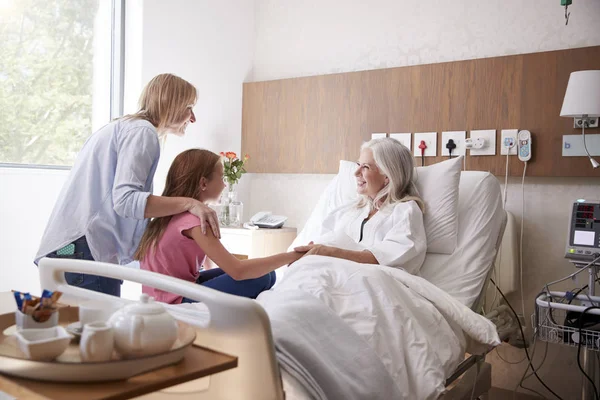 Enkelin Gespräch Mit Großmutter Bei Familienbesuch Krankenhaus — Stockfoto