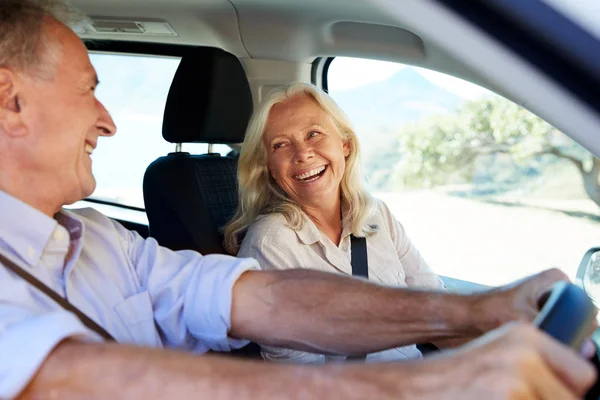 Pareja Blanca Mayor Conduciendo Coche Mirándose Vista Lateral Cerca — Foto de Stock