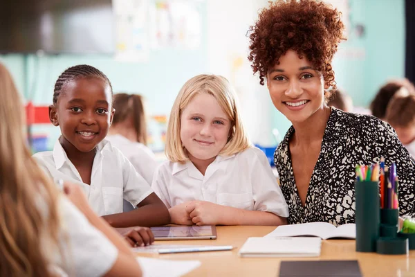 Retrato Maestra Con Alumnos Primaria Que Usan Uniforme Usando Tableta — Foto de Stock