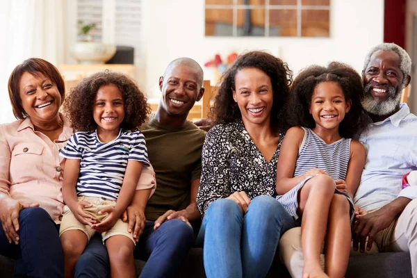 Retrato Familia Sonriente Multi Generación Sentada Sofá Casa Relajándose Juntos — Foto de Stock