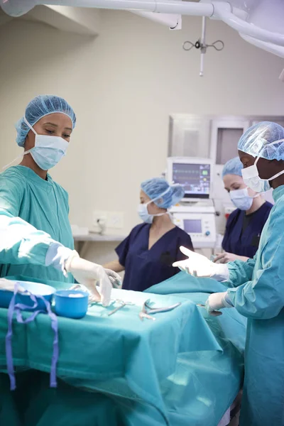 Χειρουργική Ομάδα Που Εργάζεται Ασθενή Στο Χειρουργείο Νοσοκομείο — Φωτογραφία Αρχείου
