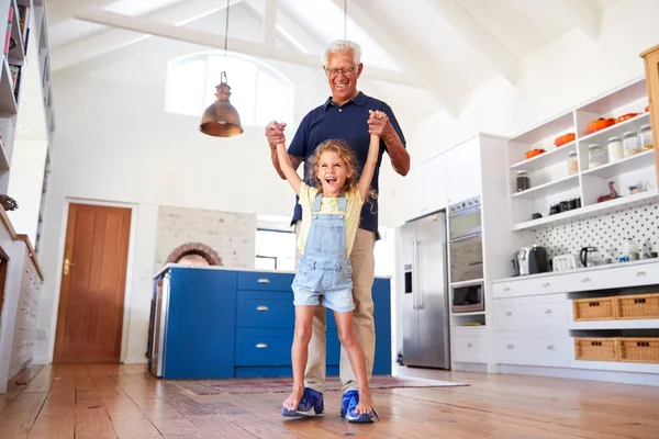 Kleindochter Spelen Spel Lopen Grootvader Voeten Thuis — Stockfoto