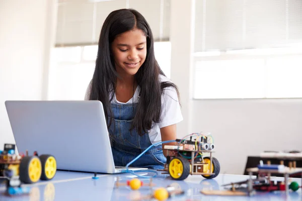 Construindo Programando Veículo Robô Estudante Fêmea Após Classe Codificação Computador — Fotografia de Stock