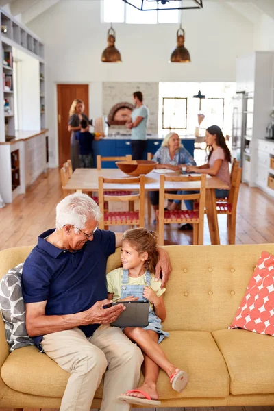 Avô Sentado Com Neta Sofá Usando Tablet Digital Casa — Fotografia de Stock