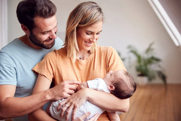 Loft Daire Evde Yeni Doğan Bebek Tutan Sevgi Dolu Ebeveynler — Stok fotoğraf