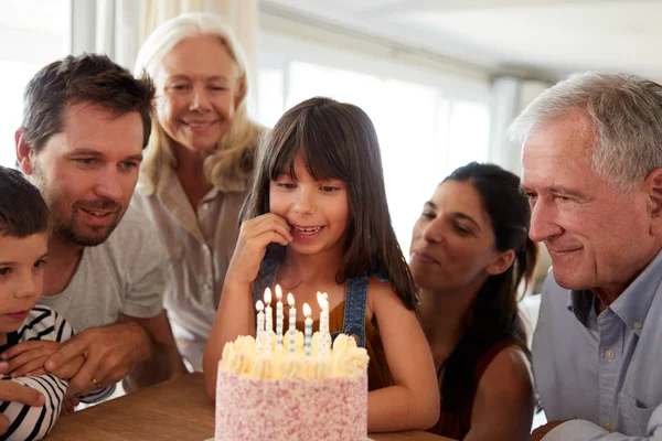 ケーキとキャンドルで若い女の子の誕生日を祝う3世代の白い家族は クローズアップ — ストック写真