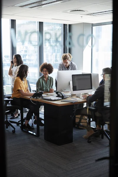 Creatieve Collega Het Werken Een Casual Kantoor Gezien Door Glazen — Stockfoto