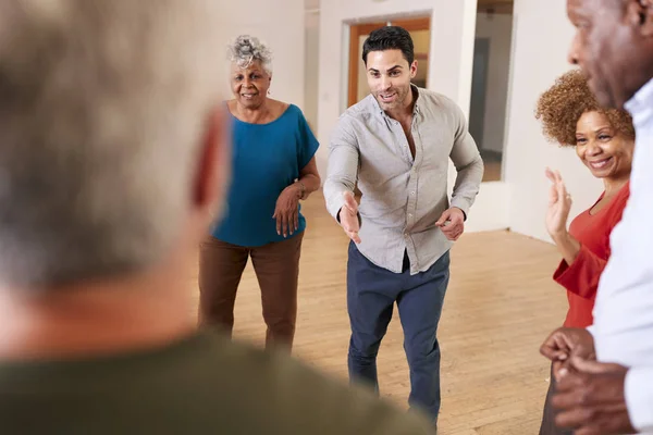 Persone Che Frequentano Classe Danza Nel Centro Sociale — Foto Stock