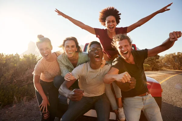 Fünf Millennial Freunde Auf Roadtrip Haben Spaß Dabei Straßenrand Aus — Stockfoto
