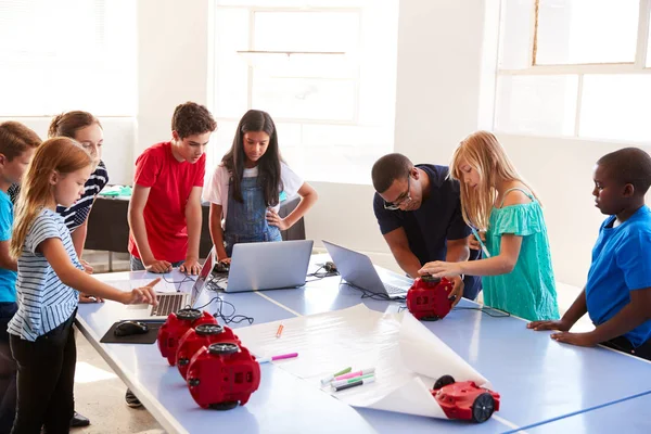 Grupo Estudiantes Clase Codificación Computadora Después Escuela Aprendiendo Programar Vehículo —  Fotos de Stock