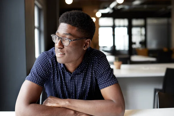 Millennial Negro Hombre Creativo Sentado Escritorio Una Oficina Mirando Por —  Fotos de Stock