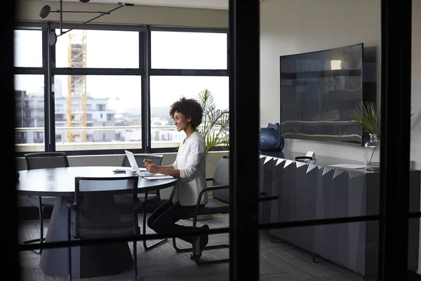 Χιλιετία Μαύρη Επιχειρηματίας Εργάζονται Μόνοι Μια Αίθουσα Συνεδριάσεων Γραφείο Δει — Φωτογραφία Αρχείου