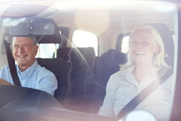 Senior Wit Paar Rijden Hun Auto Een Zonnige Dag Gezien — Stockfoto