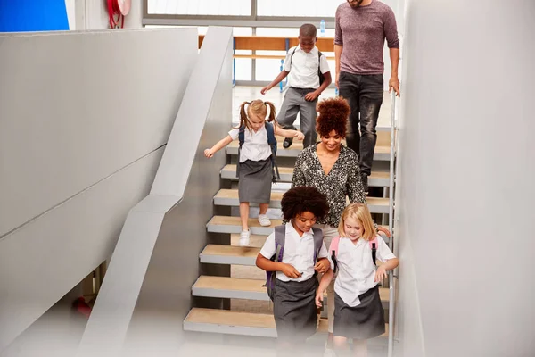 Profesora Alumnas Bajando Escaleras Concurrido Corredor Escuela Primaria — Foto de Stock