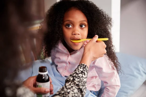 Mamma Ger Sjuk Dotter Sjuk Sängen Medicin Från Flaska — Stockfoto