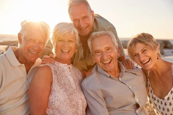 Retrato Amigos Mayores Sentados Rocas Por Mar Vacaciones Grupo Verano — Foto de Stock