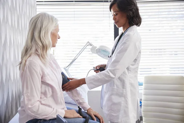 Paciente Mulher Tendo Pressão Arterial Tomada Por Médico Feminino Escritório — Fotografia de Stock