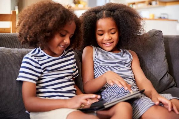 Bror Och Syster Sitter Soffan Hemma Leker Med Digital Tablet — Stockfoto