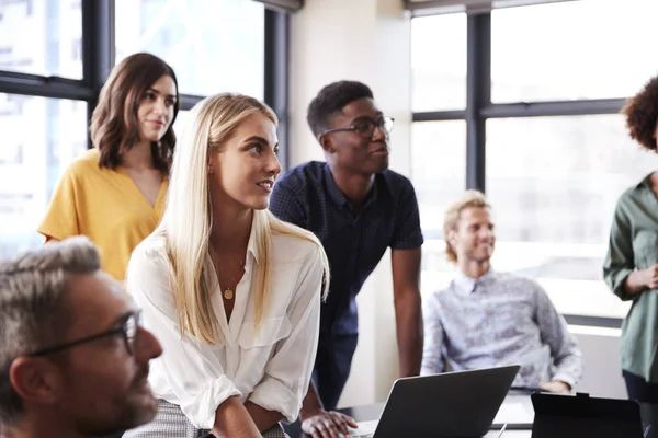 Kreatives Business Team Hört Präsentation Bei Einem Brainstorming Meeting Aus — Stockfoto