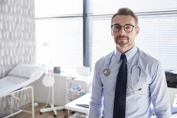 Portrét Usmívajícího Muže Doktor Stetoskem Kanceláři — Stock fotografie