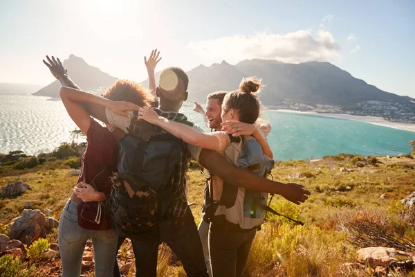 Junge Erwachsene Freunde Auf Einer Wanderung Feiern Gemeinsam Das Erreichen — Stockfoto
