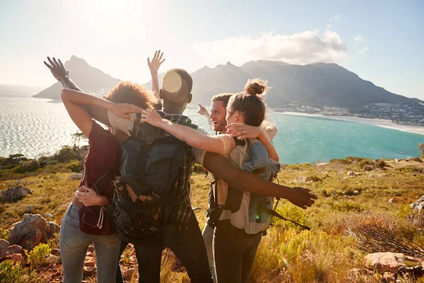 Jóvenes Amigos Adultos Una Caminata Celebrando Alcanzar Una Cumbre Cerca — Foto de Stock