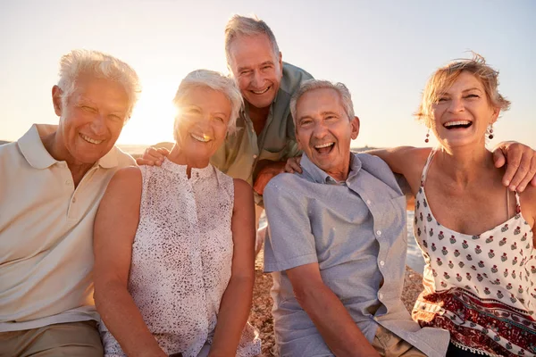 Retrato Amigos Mayores Sentados Rocas Por Mar Vacaciones Grupo Verano — Foto de Stock