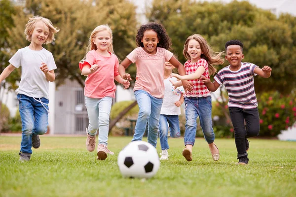 Groupe Enfants Jouant Football Avec Des Amis Dans Parc — Photo