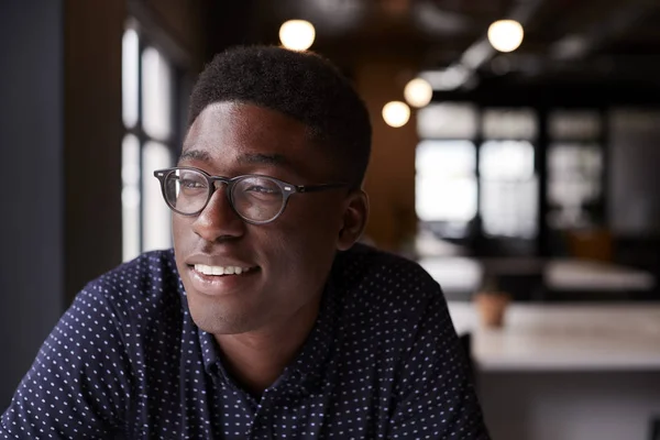 Jeune Homme Noir Créatif Assis Bureau Dans Bureau Regardant Par — Photo
