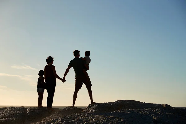 Mediados Padres Adultos Dos Niños Preadolescentes Pie Playa Admirando Vista —  Fotos de Stock