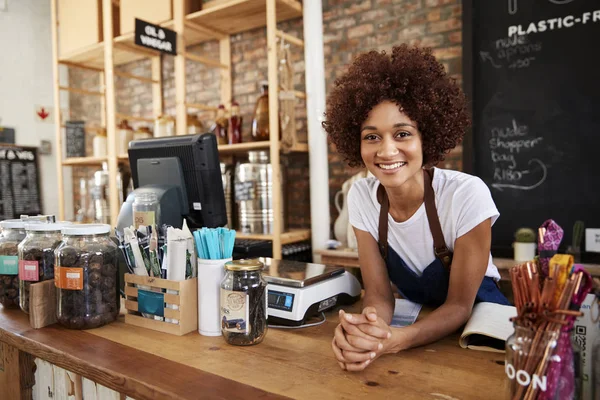 Retrato Propietaria Femenina Una Tienda Comestibles Libre Plástico Sostenible Detrás —  Fotos de Stock