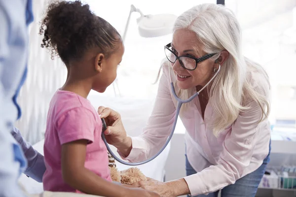 Padre Con Figlia Consultazione Con Medico Carica — Foto Stock