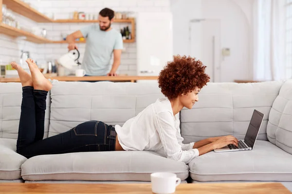Kobieta Relaks Leżąc Kanapie Domu Patrząc Laptop — Zdjęcie stockowe