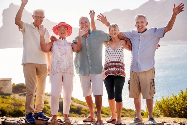 Ritratto Amici Anziani Che Visitano Punto Riferimento Turistico Vacanza Gruppo — Foto Stock