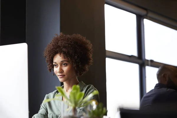ミレニアル世代の黒人女性クリエイティブが コンピュータを使ってオフィスの机に座り クローズアップ — ストック写真